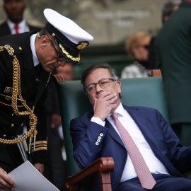 El presidente colombiano Gustavo Petro (R) habla con un oficial durante la ceremonia de promoción de oficiales del Ejército Nacional en la Escuela de Cadetes José María Córdova, a 2 de junio de 2023.
