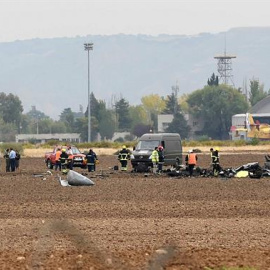 Equipos de emergencia entre los restos del aparato siniestrado. - EFE