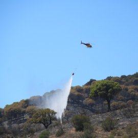 05/08/2023 - Un helicòpter treballa en l'extinició d'un dels focus de l'incendi de Portbou (Alt Empordà) durant la tarda de dissabte.