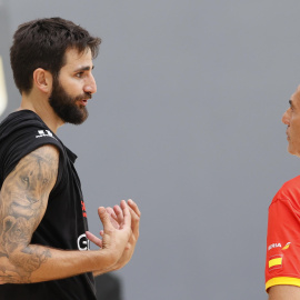 Ricky Rubio charla con el seleccionador Sergio Scariolo durante un entrenamiento de la selección española de baloncesto el 28 de julio de 2023.