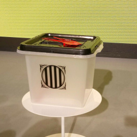 Urna pel referèndum que ha mostrat aquest divendres el govern de la Generalitat