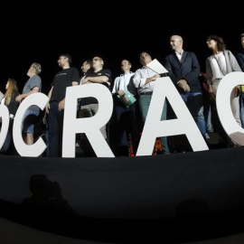 Participants al mitin de final de campanya formen la paraula 'democràcia' / EFE Quique Garcia