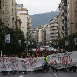 Miembros de Arran, organización juvenil vinculada a la CUP, recorren el barrio de Gracia de Barcelona con motivo de la la huelga general convocada para en Catalunya. EFE/Alberto Estévez.