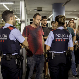 Los Mossos acceden a Escola Auró para levantar acta de las actividades que realizan los colegios y para advertir de que tienen que estar cerrados antes de las 6:00 h. de la mañana del domingo. EFE/Biel Aliño.