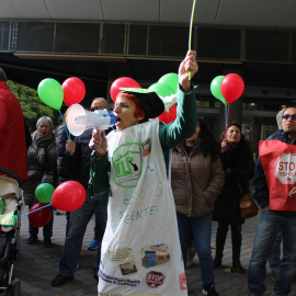 Concentración de activistas para apoyar la ILP por el derecho a al vivienda en la puerta de la Asamblea de Madrid.- @ILPViviendaMad