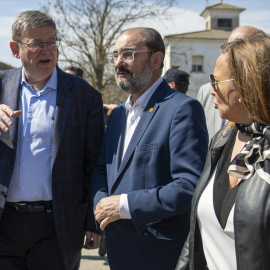 25/03/2023. Ximo Puig y Javier Lambán, durante su visita al centro de mando en el incendio forestal, a 25 de marzo de 2023, en Barracas.