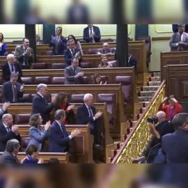 Momento en el que el Congreso ovaciona a la fotógrafa Emilia Gutiérrez.