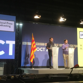Jordi Cuixart, president d'Òmnium Cultural, i Jordi Sànchez, de l'ANC, en roda de premsa a l'IPBC instal·lat pel referèndum / Públic