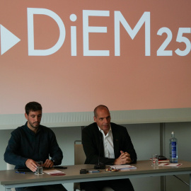 L'exministre de Finances Grec Yanis Varoufakis (dreta), en roda de premsa a Barcelona. AGUSTÍN VALVERDE