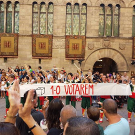 Familias y alumnos de la capital de Ponent organizan actividades en los colegios electorales durante todo el fin de semana para mantenerlos abiertos hasta el domingo