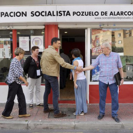 Fotografía facilitada por el PSOE de su secretario general, Pedro Sánchez (c), a su llegada a la agrupación de Pozuelo de Alarcón donde ha ejercido su derecho al voto para las primarias del PSOE-M, tras regresar de la apertura del VIII Congreso del PS