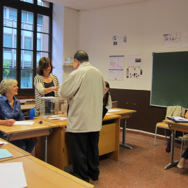 Un hombre votando en las últimas elecciones vascas. E.P.