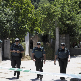 04/08/2023 - Varios agentes de la Guardia Civil montan guardia en Samos, Lugo, a 4 de agosto de 2023.