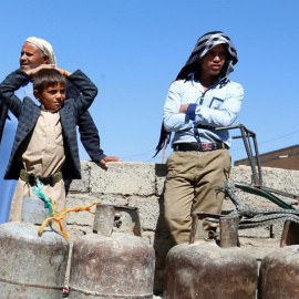 Varias personas esperan junto a bombonas de gas vacías para que se llenen en una gasolinera, debido a la escasez de suministros de gas un día después de que la coalición liderada por Arabia Saudí decidiese cerrar las fronteras, en Saná (Yemen)./ EFE