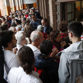 Colas de personas intentando votar en el centro cívico La Sedeta de Barcelona | EFE