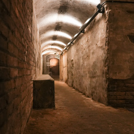 Un túnel cap a l'espai museístic del refugi antiaeri de la plaça de la Revolució