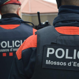 Imagen de archivo de dos agentes de los Mossos d'Esquadra / EUROPA PRESS