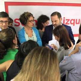 El secretario de Organización del PSOE, José Luis Ábalos (2d) y el secretario de Política Federal, Patxi López (i), durante una declaración sin preguntas ofrecida hoy en la sede socialista de Ferraz. | VÍCTOR LERENA (EFE)