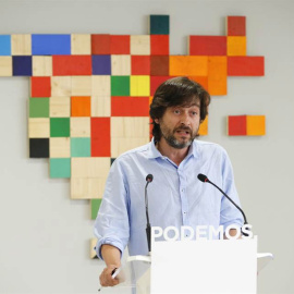 El secretario de Sociedad Civil y Movimiento Popular de Podemos, Rafa Mayoral, durante la rueda de prensa ofrecida hoy en la sede del partido, en Madrid. | MARISCAL (EFE)