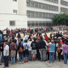 Numerosas personas hacen cola para votar el IES Antoni Martí i Franquès de Tarragona. Las sedes de los colegios "electorales" del 1-O están viviendo una mañana protagonizada por la incertidumbre, las actuaciones policiales y los votos telemáticos, en