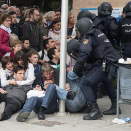 La Policía Nacional que ha requisado las urnas en el ambulatorio del barrio leridano de Cappont forcejea con unos ciudadanos . Las sedes de los centros de votación del 1-O en la ciudad de Lleida están viviendo una mañana protagonizada por la incertidu