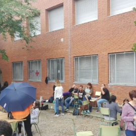 Famílies i veïns de Sant Boi, a un centre electoral de Sant Boi aquest diumenge.