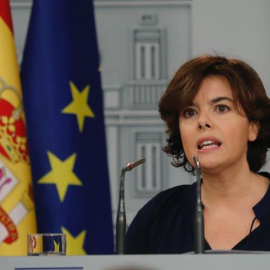 La vicepresidenta del Gobierno, Soraya Sáenz de Santamaría, durante la rueda de prensa en la que ha pedido a la Generalitat y a los partidos que la componen que cese ya en su "irresponsabilidad" y pare la "farsa" de referéndum. EFE/Angel Díaz