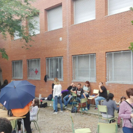 Muchos de los colegios de Sant Boi de Llobregat vivieron la jornada con un ambiente festivo y tranquilo, con barbacoas incluidas. QUERALT CASTILLO