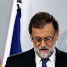 El presidente del Gobierno, Mariano Rajoy, durante la declaración institucional celebrada esta noche en La Moncloa, en Madrid, para valorar la jornada vivida en Cataluny a causa del referéndum. EFE/J. J. Guillén
