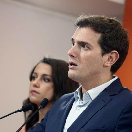Fotografía facilitada por Ciudadanos de su presidente Albert Rivera durante la rueda de prensa ofrecida esta tarde en Barcelona para valorar la jornada del referéndum independentista ilegal del 1 de octubre en Cataluña. EFE