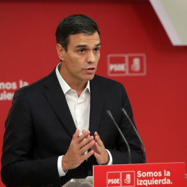 El secretario general del PSOE, Pedro Sánchez, durante la declaración en la sede de su partido, en Madrid, para valorar la jornada vivida en Cataluña a causa del referéndum ilegal. EFE/Zipi
