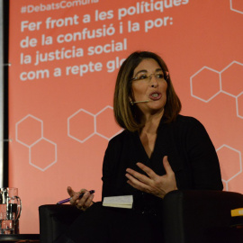 L'escriptora i activista canadenca Naomi Klein, en el debat amb a Barcelona amb l'alcaldessa, Ada Colau. FOTO: L'Escola dels Comuns