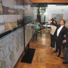 El presidente de la Xunta, Alberto Núñez Feijóo (c), junto a la conselleira de Medio Rural, Ángeles Vázquez (i), y el director general de Ordenación y Producción Forestal, Tomás Fernández Couto (d), durante la visita que han efectuado al Centro d