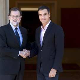 Rajoy y Sánchez se saludan en la escalinata de la Moncloa. | EFE