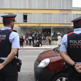 Mossos ante el colegio Gili Gayà de Lleida este domingo. EFE/Adrià Ropero
