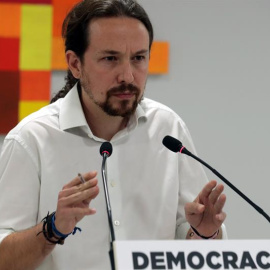 El secretario general de Podemos, Pablo Iglesias, al inicio de la rueda de prensa ofrecida el domingo en Madrid para valorar el referéndum del 1-O. / EFE