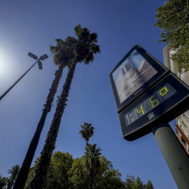 06/08/2023 - Un termómetro situado en el centro de Córdoba marca 46 grados centígrados este domingo.