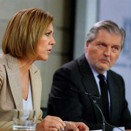 El ministro de Educación, Cultura y Deporte, y portavoz del Gobierno, Íñigo Méndez de Vigo, y la ministra de Defensa, María Dolores de Cospedal, durante la rueda de prensa tras la reunión del Consejo de Ministros. | ÁNGEL DÍAZ (EFE)