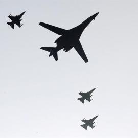 Uno de los dos bombarderos B-1B sobrevuela la base aérea de Osan flanqueado por cazas F-15K surcoreanos. - EFE