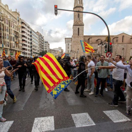 Tensión entre la tradicional manifestación de entidades de izquierda y nacionalista del 9 d'Octubre. EFE/Biel Aliño