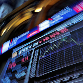 Un panel informativo muestra la evolución del principal indicador de la Bolsa española, el Ibex 35. EFE/ Juan Carlos Hidalgo