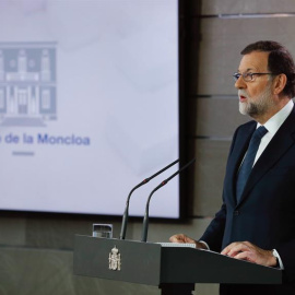 El presidente del Gobierno, Mariano Rajoy, durante su comparecencia ante los medios tras la reunión extraordinaria del Consejo de Ministros, celebrado hoy en el Palacio de La Moncloa que ha estudiado las medidas que sean necesarias tras la comparecencia 