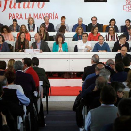 El secretario general del PSOE, Pedro Sánchez (5d), y los miembros de su Ejecutiva durante la reunión del Comité Federal hoy en Madrid, una cita determinante para ver su margen de negociación para intentar conformar una mayoría de gobierno, en el que