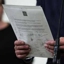 La declaración de independencia firmada por Carles Puigdemont y los diputados de JxSí y la CUP, tras la sesión del Parlament.. REUTERS/Albert Gea