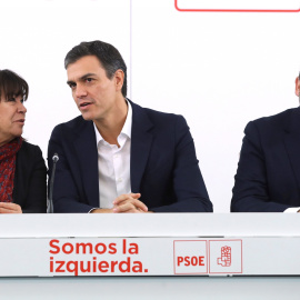 El secretario general del PSOE, Pedro Sánchez, junto a la presidenta del partido, Cristina Narbona, y el secretario de Organización, José Luis Ábalos, durante la reunión de la Comisión Ejecutiva Federal en la sede de Ferraz, para analizar la situaci