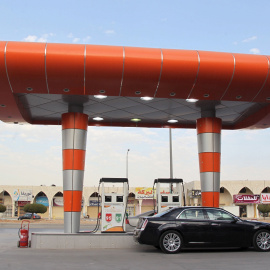 Un conductor espera dentro de su coche para poder repostar en una gasolinera de Riyadh. REUTERS/Faisal Al Nasser