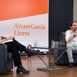 El secretario general Podemos, Pablo Iglesias, hablando junto al vicepresidente de boliviano, Álvaro García Linera, durante una conferencia sobre "Cambio Político y Revolución".EFE/Cortesía Vicepresidencia de Bolivia