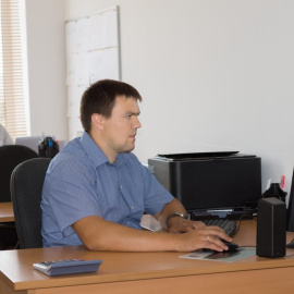 Trabajador autónomo en su despacho.  /EFE