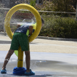 Un niño juega en el parque do Cruceiro, a 8 de agosto de 2023, en Ourense, Galicia.