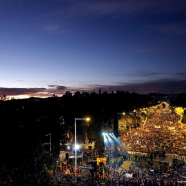 Vista general de la manifestación convocada por la ANC y Omnium en Barcelona para exigir la libertad de Jordi Sánchez, Jordi Cuixart y los miembros del Govern cesados, que han sido encarcelados por orden de la Audiencia Nacional. EFE/Alberto Estévez
